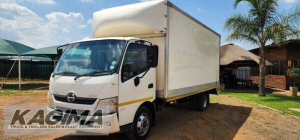 2013 Hino 300 915 Insulated Body 4,5 Ton - Image 4