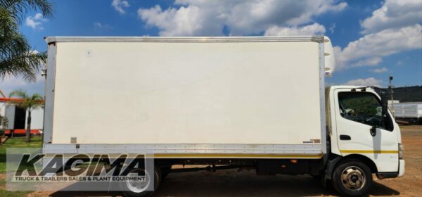 2013 Hino 300 915 Insulated Body 4,5 Ton - Image 9