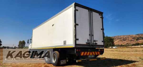 2017 Nissan UD90 Refrigerated Body for sale - Image 6