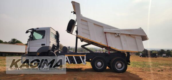 2011 Mercedes Benz Axor 3335 10 Cube Tipper - Image 5