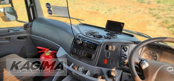 2011 Mercedes Benz Axor 3335 10 Cube Tipper - Image 12