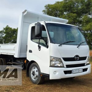 2014 Hino 300 Series 915 4 Cube Tipper with Dropsides